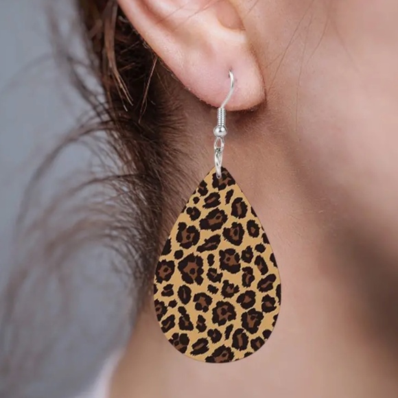 Leopard Style Teardrop Dangle Earrings: Lightweight Fashion Statement - Picture 1 of 3